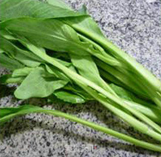 猪肺炒油菜蕻的做法步骤：1