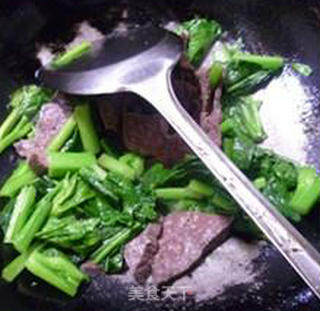 猪肺炒油菜蕻的做法步骤：7