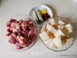 蹄髈焖藕的做法步骤：1