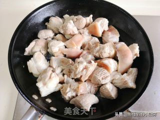 蹄髈焖藕的做法步骤：3