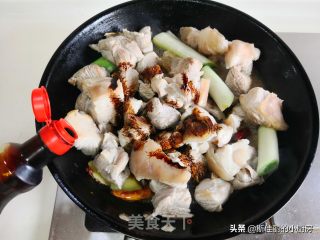 蹄髈焖藕的做法步骤：5