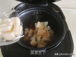 蹄髈焖藕的做法步骤：7