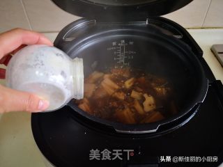 蹄髈焖藕的做法步骤：9