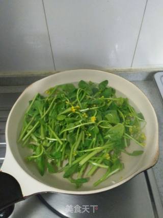 西红柿菜心炒鸡蛋的做法步骤：3
