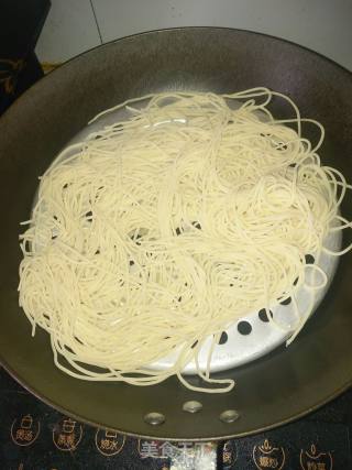 菠菜肉酱拌面的做法步骤：2