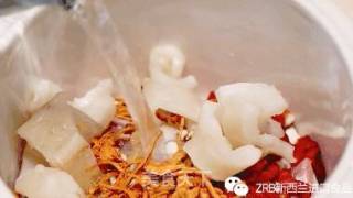 虫草花干贝新西兰花胶汤的做法步骤：3