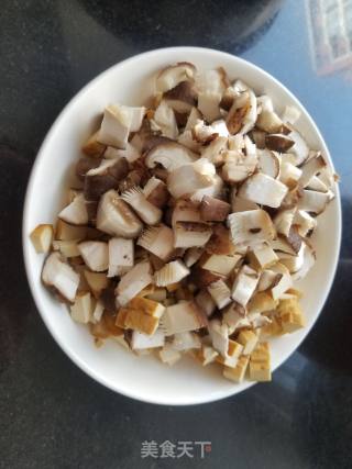 香菇豆干鸡蛋炒米的做法步骤：1