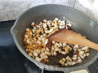 香菇豆干鸡蛋炒米的做法步骤：4
