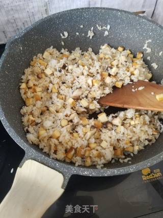香菇豆干鸡蛋炒米的做法步骤：5