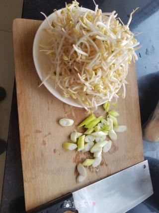 “面条”排骨豆芽焖熟面的做法步骤：2
