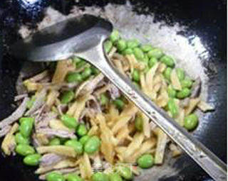 瘦肉丝盘菜炒毛豆的做法步骤：8