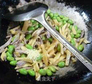 瘦肉丝盘菜炒毛豆的做法步骤：9