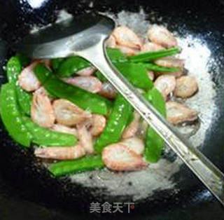 荷兰豆炒江白虾的做法步骤：5