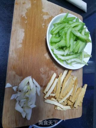 西芹炒豆干的做法步骤：1