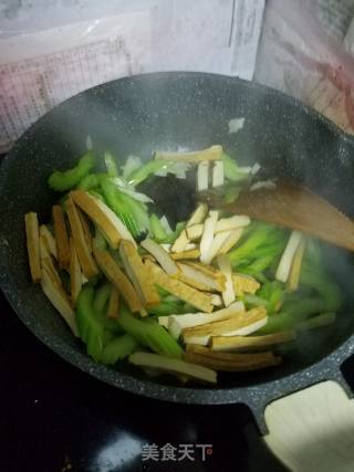 西芹炒豆干的做法步骤：4