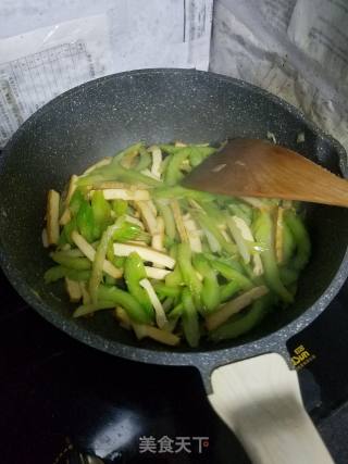 西芹炒豆干的做法步骤：5
