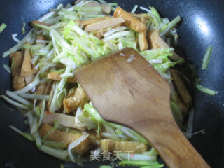 甜不辣炒韭菜芽的做法步骤：8