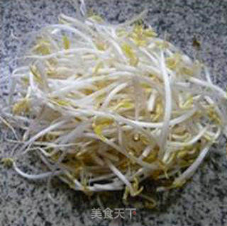 腊肉炒绿豆芽的做法步骤：1