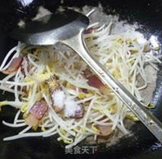 腊肉炒绿豆芽的做法步骤：6