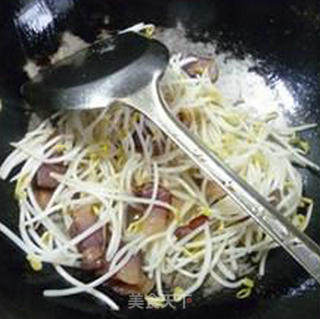腊肉炒绿豆芽的做法步骤：7