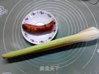 西芹炒川味腊肠的做法步骤：1