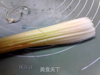西芹炒川味腊肠的做法步骤：2