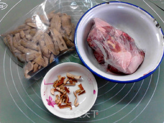陈皮笋干蒸鸡的做法步骤：1