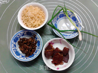 盐菜腊肉炒方便面的做法步骤：1