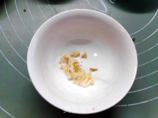 盐菜腊肉炒方便面的做法步骤：2