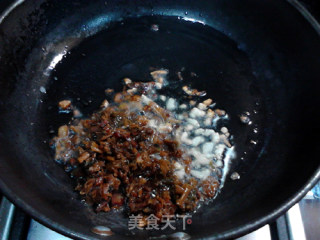 盐菜腊肉炒方便面的做法步骤：7