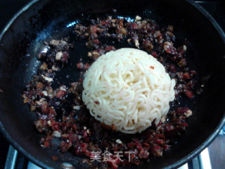 盐菜腊肉炒方便面的做法步骤：9