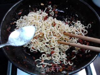 盐菜腊肉炒方便面的做法步骤：10