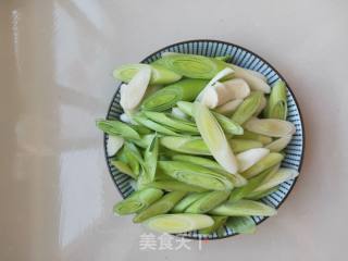 肉丝炒青蒜～简单又好吃的做法步骤：1