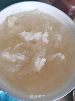 银耳雪梨红枣枸杞汤的做法步骤：1