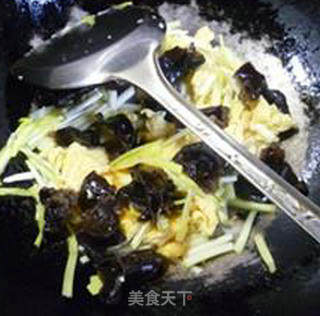 韭菜芽黑木耳炒鸡蛋的做法步骤：7