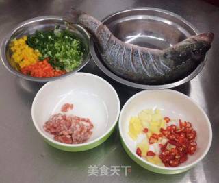 红烧鲈鱼的做法步骤：1