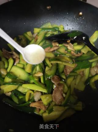 水果黄瓜炒肉片的做法步骤：6
