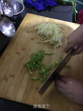 青椒土豆丝的做法步骤：2
