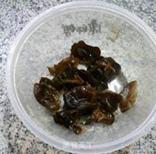 黑木耳腊肉炒青瓜的做法步骤：3
