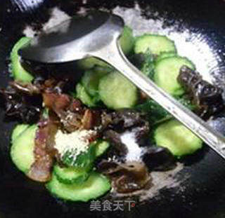 黑木耳腊肉炒青瓜的做法步骤：10