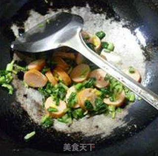 雪菜炒玉米热狗肠的做法步骤：8