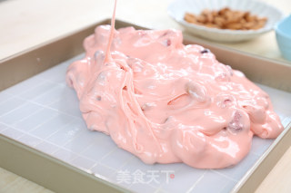 【草莓牛轧糖】的做法步骤：7