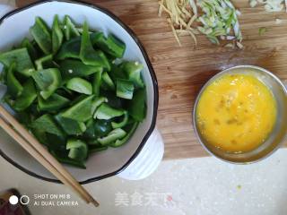 鸡蛋    青椒炒鸡蛋的做法步骤：2