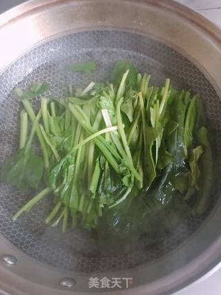 菠菜煎蛋汤面的做法步骤：1