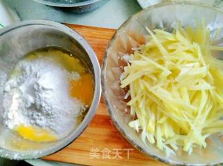 土豆丝鸡蛋饼的做法步骤：1