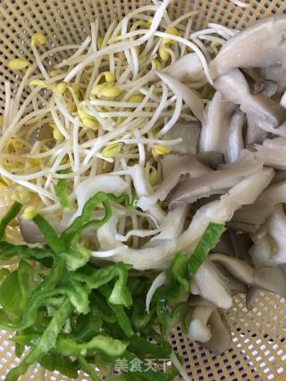 炒凉皮的做法步骤：1