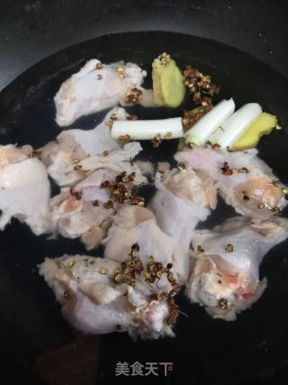 凉拌鸡腿肉炒红椒的做法步骤：1