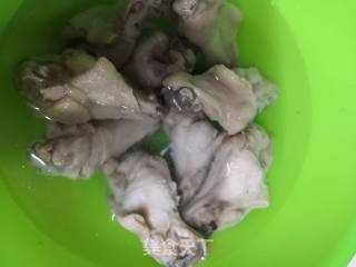 凉拌鸡腿肉炒红椒的做法步骤：2