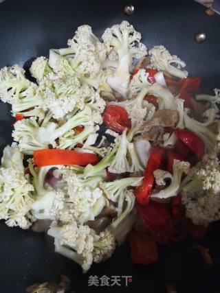 红椒肉片炒花菜的做法步骤：7