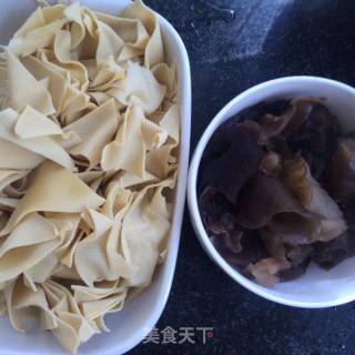 豆皮炒木耳的做法步骤：3